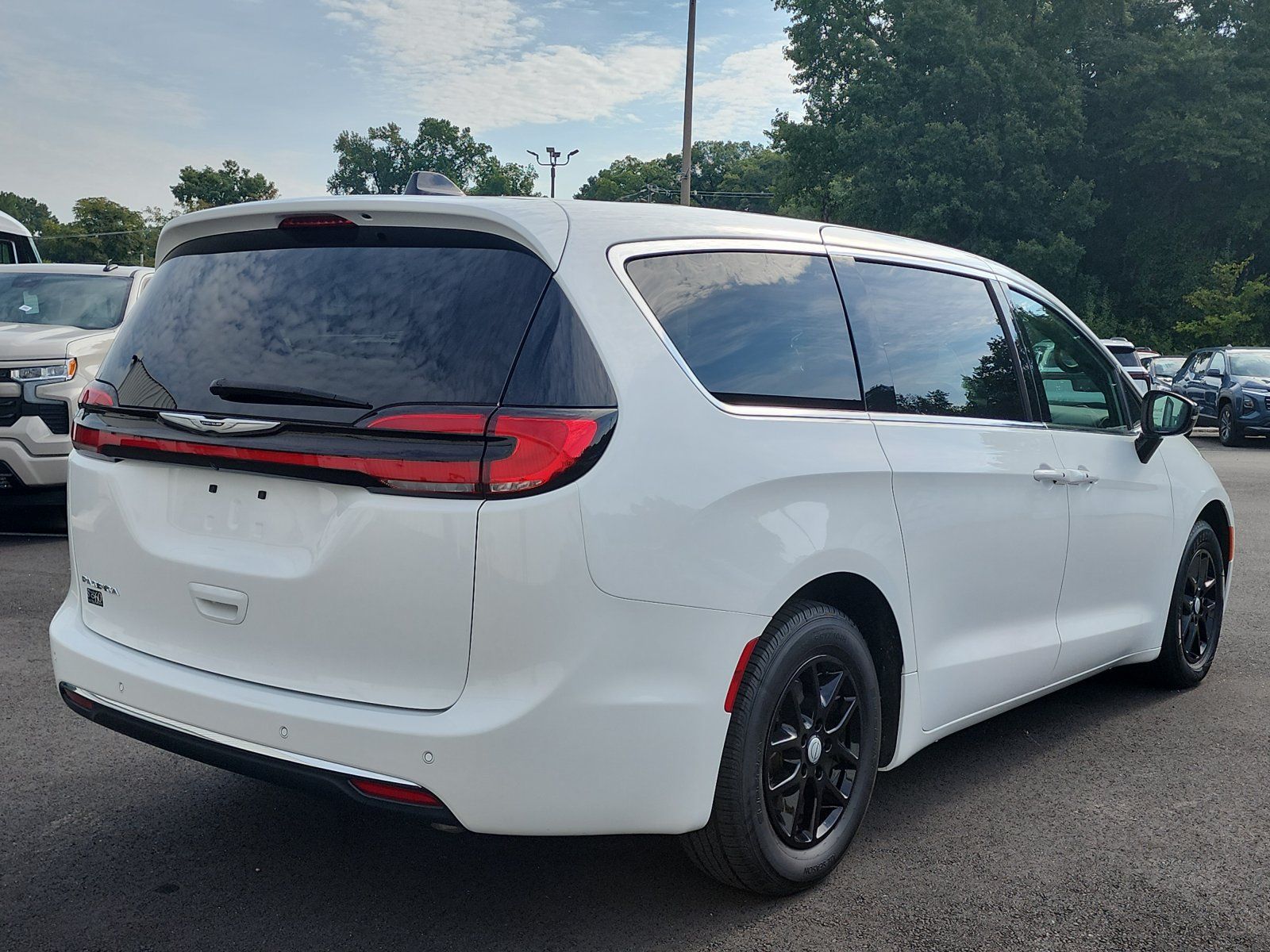 Used 2025 Chrysler Pacifica Select FWD image 5
