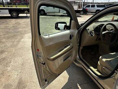 Used 2009 Chevrolet HHR LS image 27