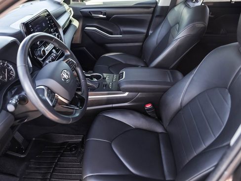Used 2020 Toyota Highlander XLE image 9