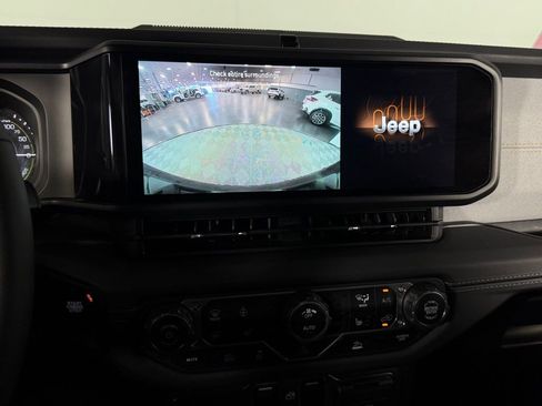 Used 2025 Jeep Wrangler Unlimited Sahara image 21