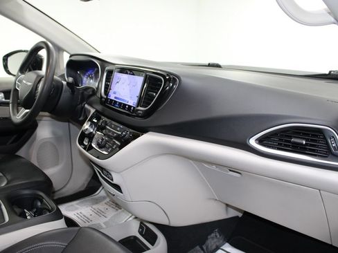 Used 2024 Chrysler Pacifica Touring-L FWD image 29