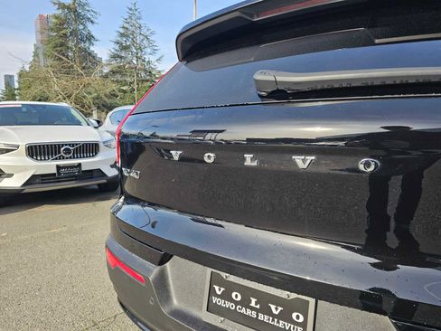 Used 2023 Volvo XC40 Recharge Ultimate image 16