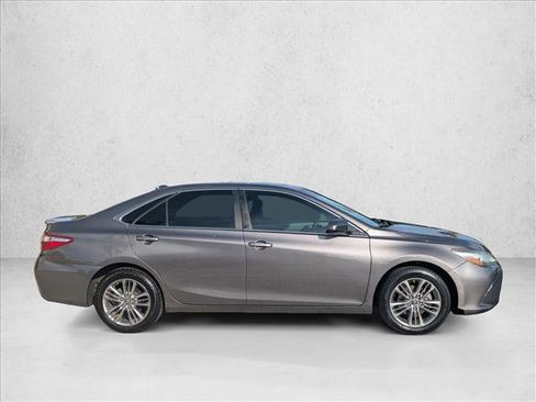 Used 2017 Toyota Camry SE image 4