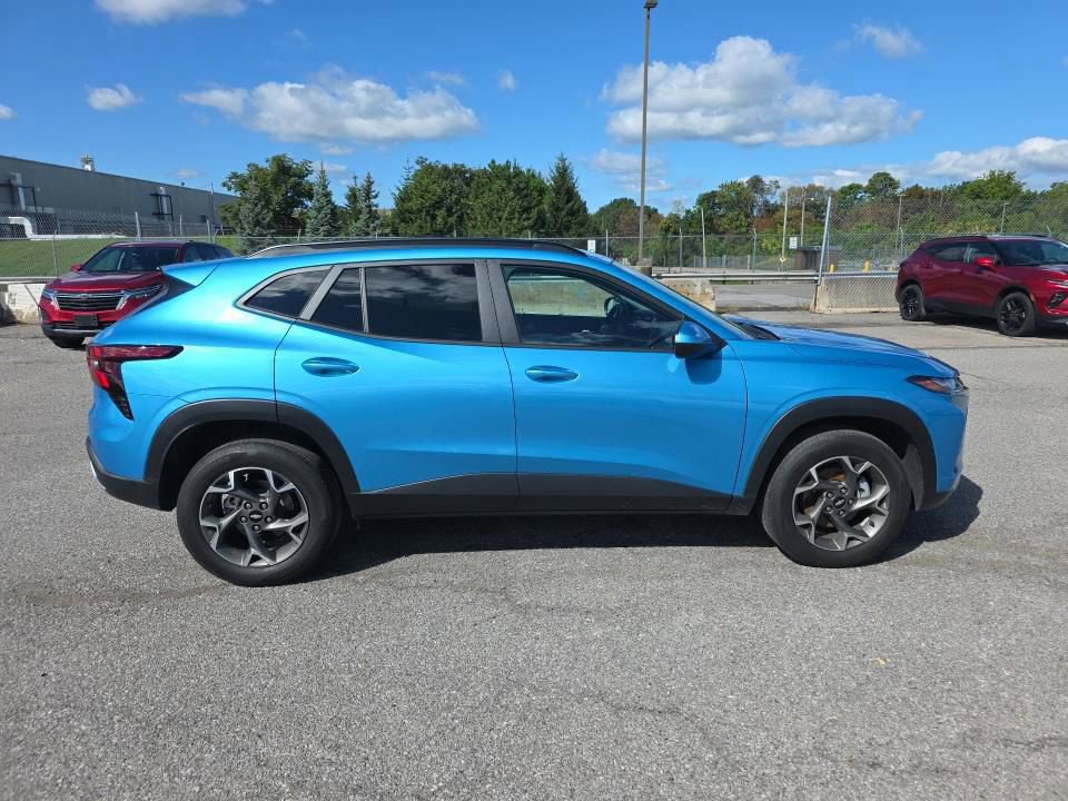 Used 2025 Chevrolet Trax LT w/ Driver Confidence Package FWD image 2