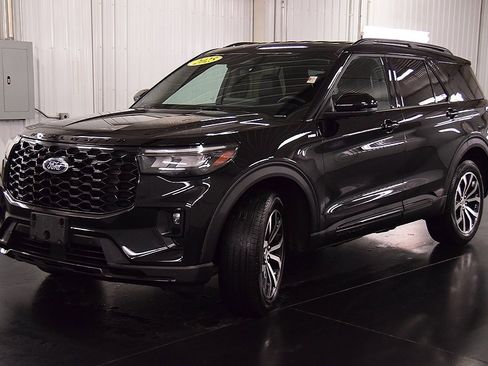 Used 2025 Ford Explorer ST-Line image 3