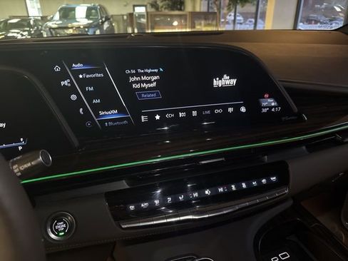 Used 2023 Cadillac Escalade ESV Premium Luxury image 17