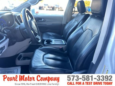 Used 2022 Chrysler Pacifica Touring-L image 11