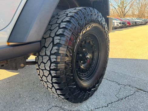 Used 2016 Jeep Wrangler Unlimited Rubicon w/ Connectivity Group AWD/4WD image 12