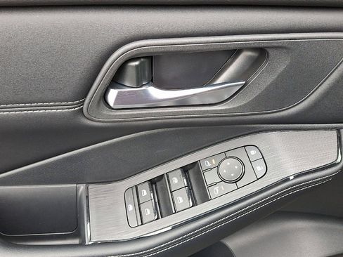 Used 2024 Nissan Rogue SV w/ SV Premium Package image 10