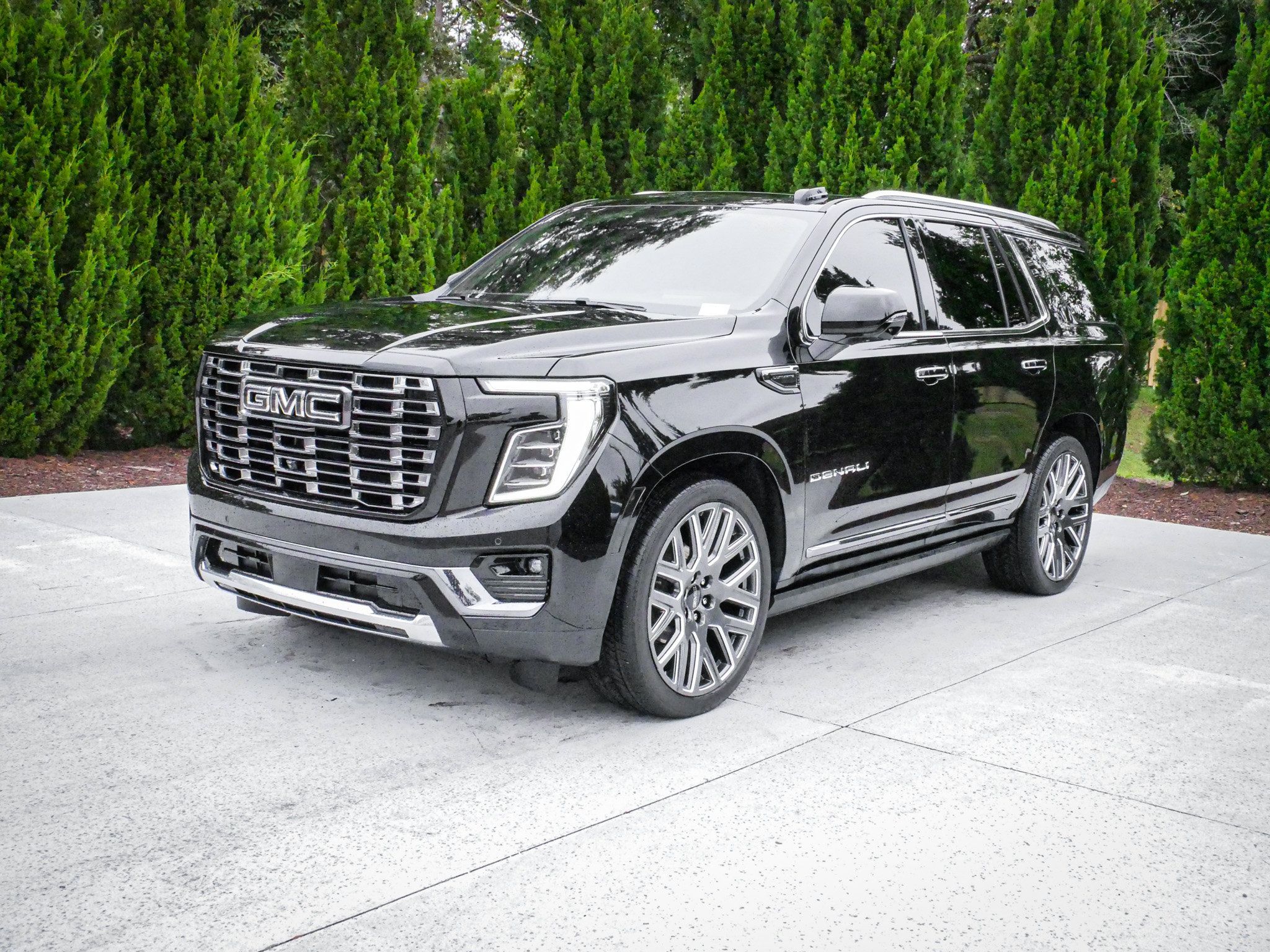 Used 2025 GMC Yukon Denali Ultimate w/ LPO, Floor Liner Package AWD/4WD image 5