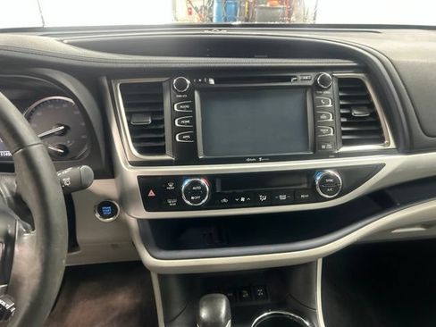 Used 2014 Toyota Highlander XLE AWD/4WD image 15