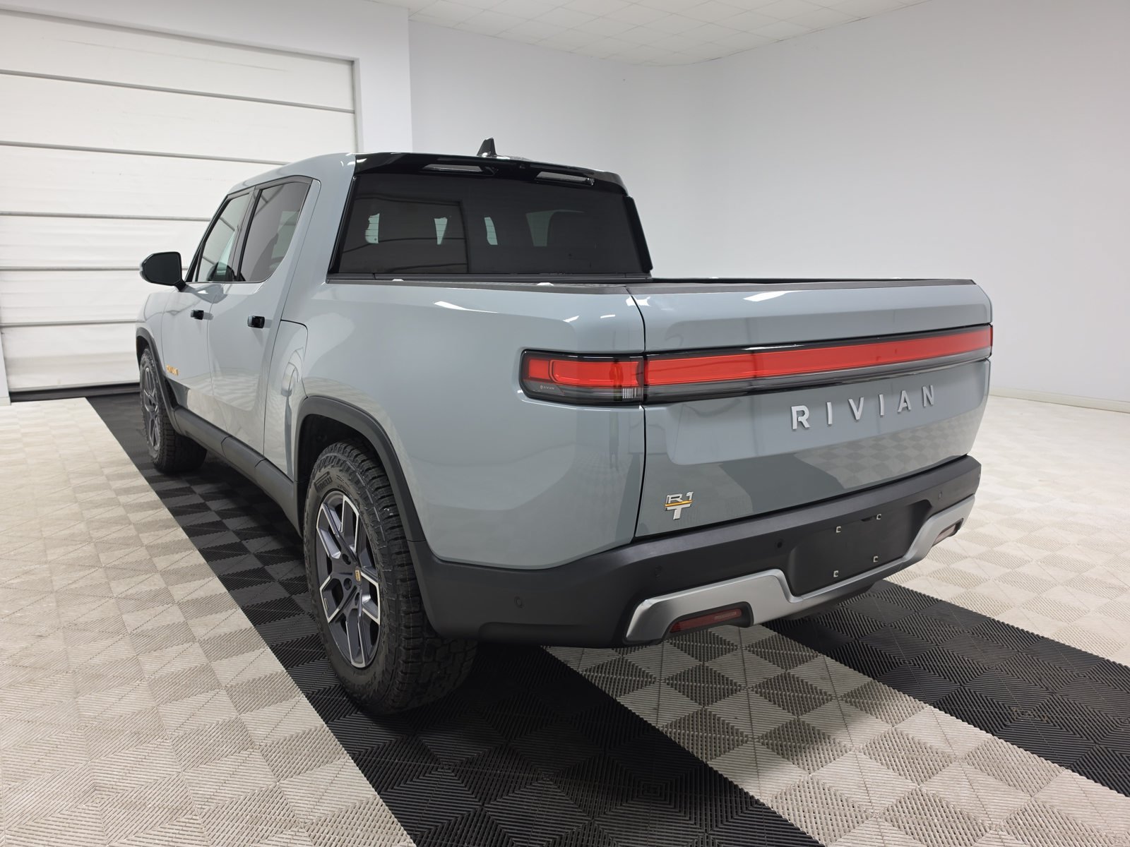 Used 2022 Rivian R1T Adventure AWD/4WD image 3