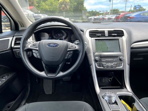 Used 2018 Ford Fusion SE w/ Fusion SE Technology Package image 12