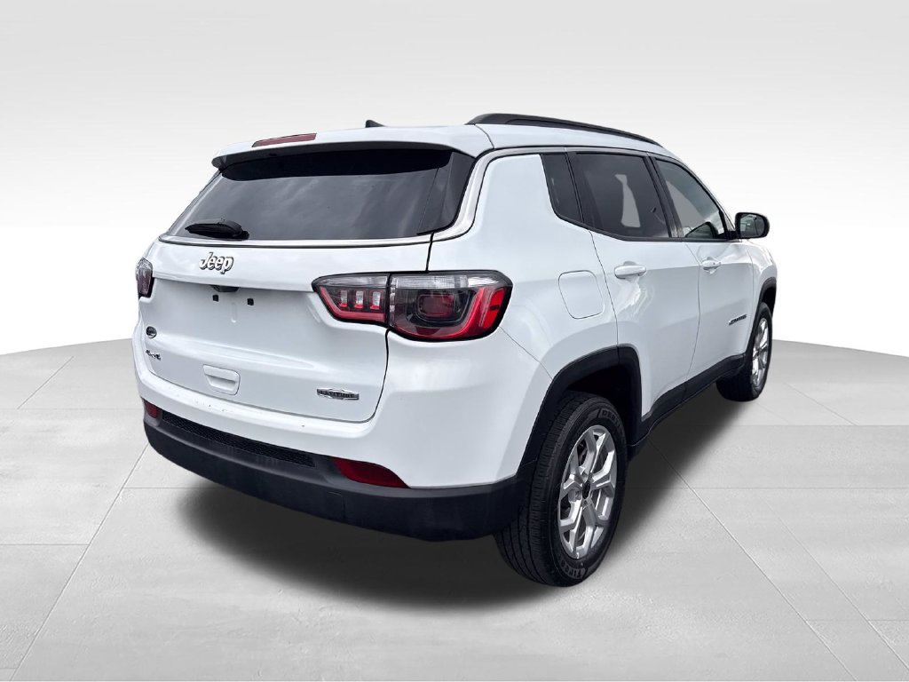 Used 2025 Jeep Compass Latitude w/ Sun & Sound Group AWD/4WD image 12