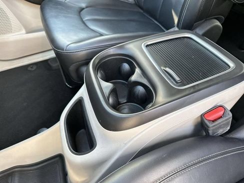 Used 2023 Chrysler Pacifica Touring-L FWD image 21