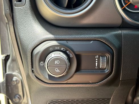 Used 2023 Jeep Gladiator Sport AWD/4WD image 11
