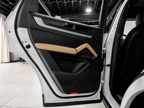 Used 2024 Porsche Cayenne w/ Premium Package Plus image 33