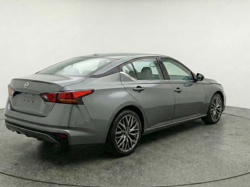 Used 2025 Nissan Altima 2.5 SV FWD image 9