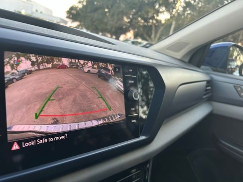 Used 2022 Volkswagen Taos SE w/ Driver Assistance Package image 14