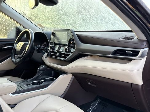 Used 2022 Toyota Highlander XLE image 20
