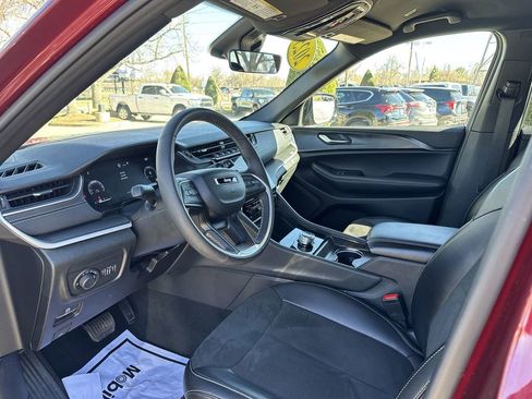 Used 2025 Jeep Grand Cherokee Altitude AWD/4WD image 13