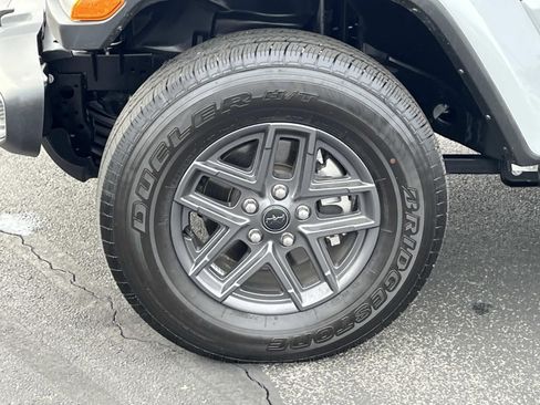 Used 2024 Jeep Gladiator Sport image 12