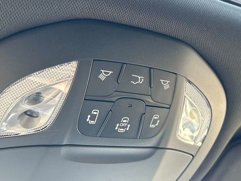 Used 2025 Chrysler Pacifica Limited FWD image 42
