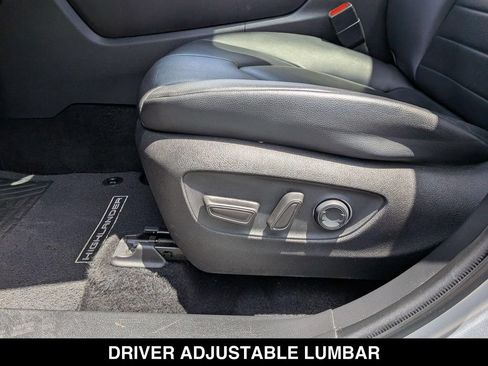 Used 2022 Toyota Highlander XLE AWD/4WD image 16