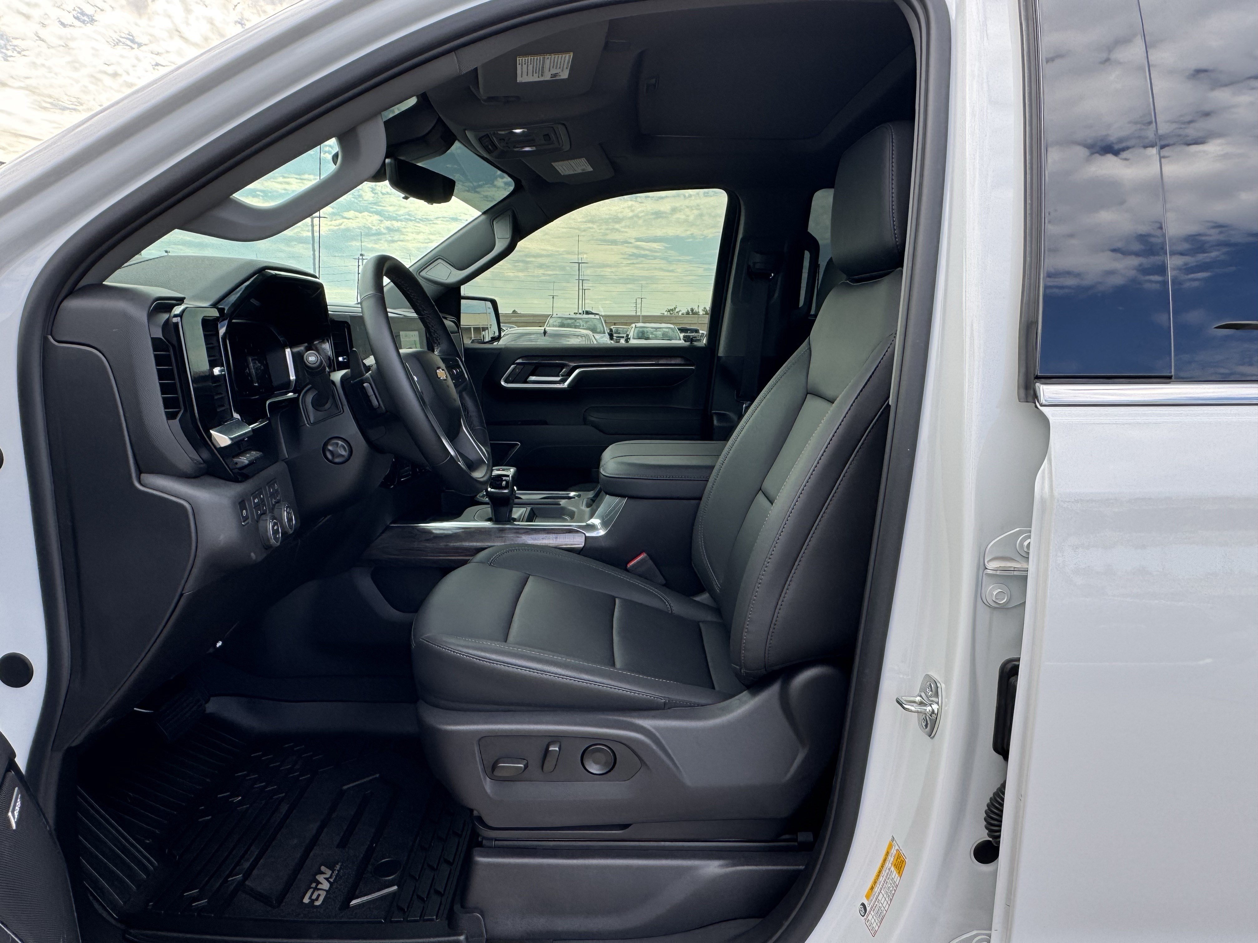 Used 2026 Chevrolet Silverado 1500 LTZ w/ LTZ Premium Package AWD/4WD image 16
