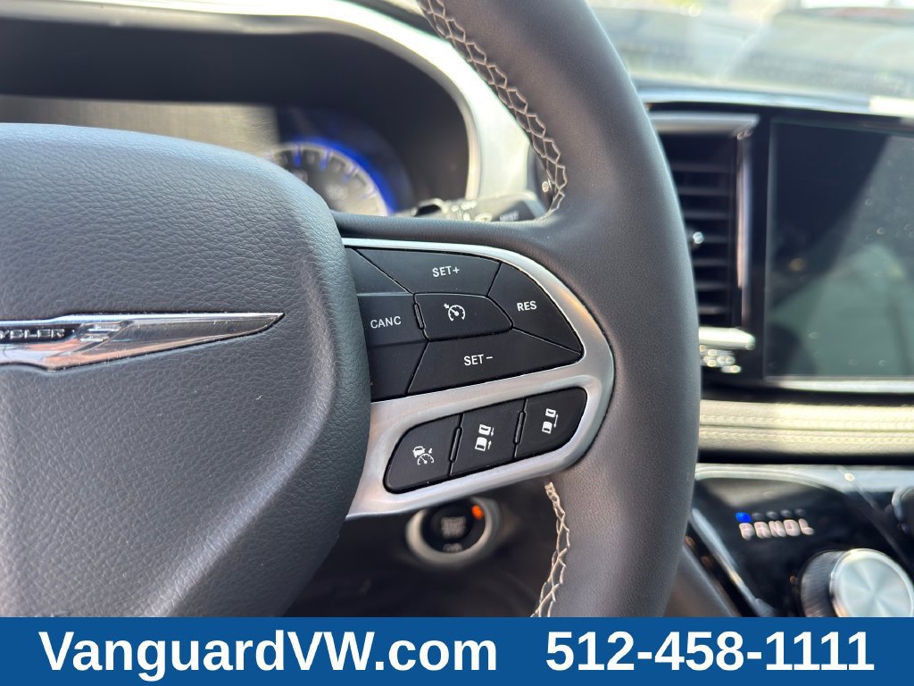 Used 2026 Chrysler Pacifica Limited FWD image 18