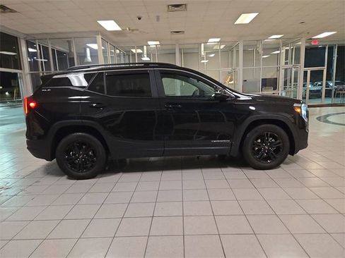 Used 2024 GMC Terrain SLE w/ Driver Convenience Package image 9