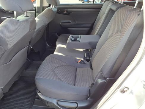 Used 2023 Toyota Highlander L image 12