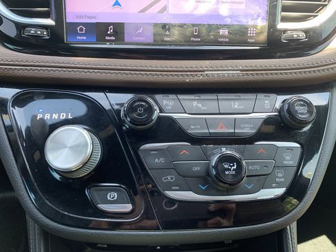 Used 2021 Chrysler Pacifica Limited w/ Uconnect Theater Family Group FWD image 29