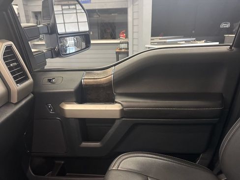 Used 2022 Ford F250 Lariat w/ Black Appearance Package AWD/4WD image 15
