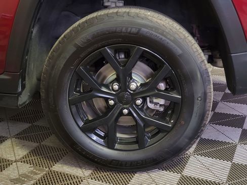 Used 2024 Jeep Grand Cherokee Altitude AWD/4WD image 5