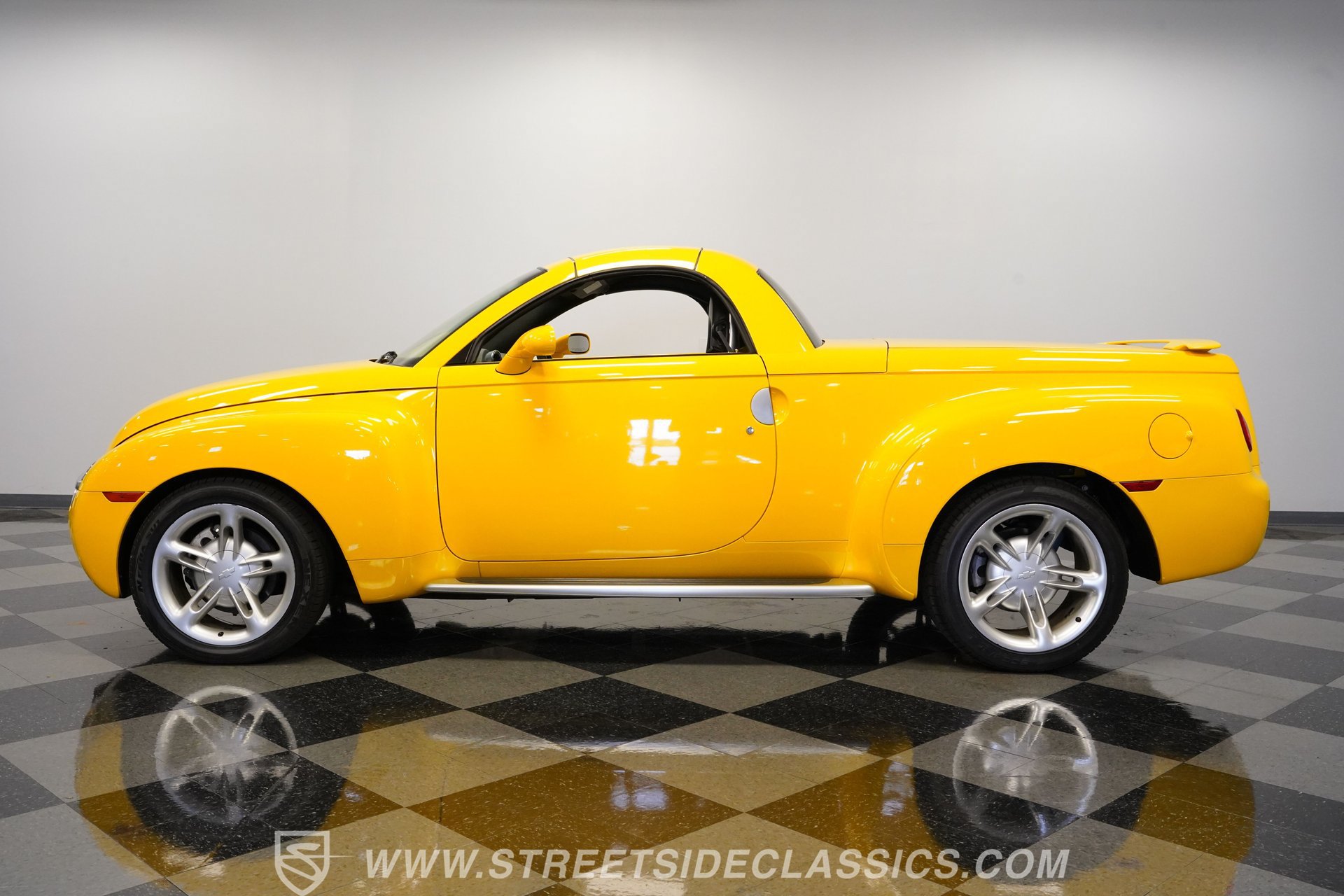 Used 2004 Chevrolet SSR w/ Preferred Equipment Group RWD image 8