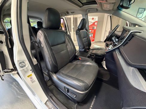 Used 2017 Toyota Sienna SE FWD image 4