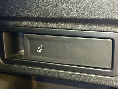 Used 2022 Volkswagen Tiguan SE R-Line image 12