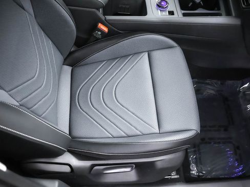 Used 2025 Volkswagen Tiguan SE image 27