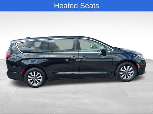 Used 2023 Chrysler Pacifica Touring-L FWD image 6