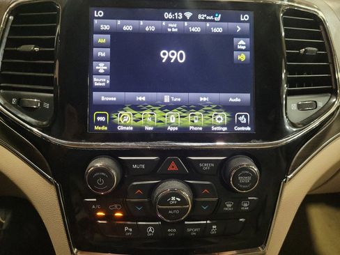 Used 2020 Jeep Grand Cherokee Overland AWD/4WD image 25