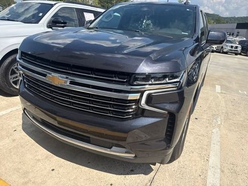 Used 2023 Chevrolet Suburban LT RWD image 3