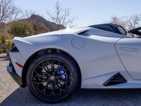 Used 2022 Lamborghini Huracan EVO image 9