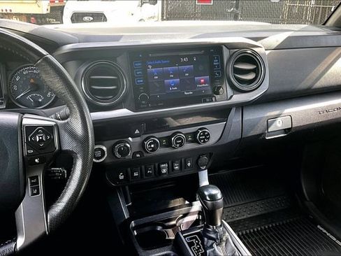 Used 2018 Toyota Tacoma TRD Off-Road w/ Technology Package AWD/4WD image 6