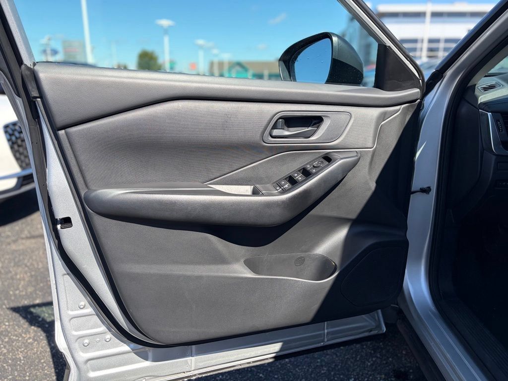 Used 2024 Nissan Rogue S AWD/4WD image 15