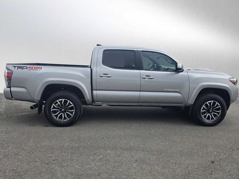 Used 2022 Toyota Tacoma TRD Sport w/ Technology Package image 2
