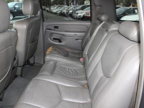 Used 2005 Chevrolet Suburban Z71 w/ Preferred Equipment Group image 22