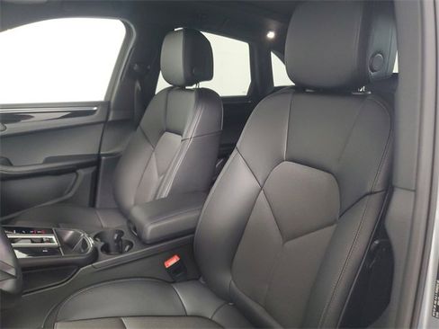 Used 2024 Porsche Macan image 21