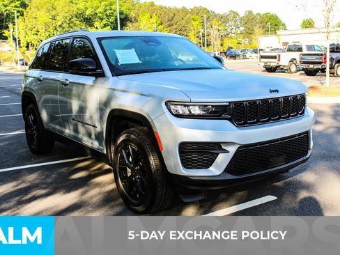Used 2025 Jeep Grand Cherokee Altitude AWD/4WD image 3