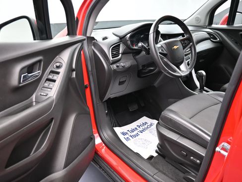 Used 2020 Chevrolet Trax LT w/ LT Convenience Package FWD image 9